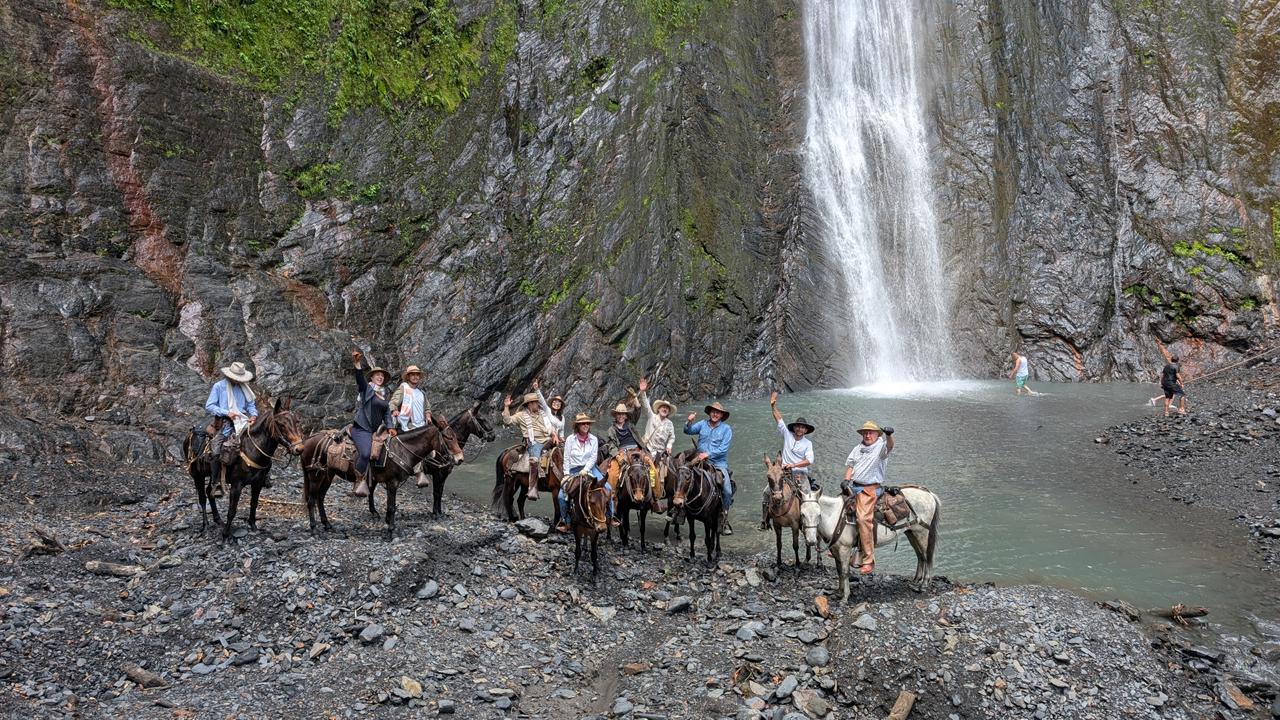 Grupo de jinetes cascada Macanal Chivor La Bandolera