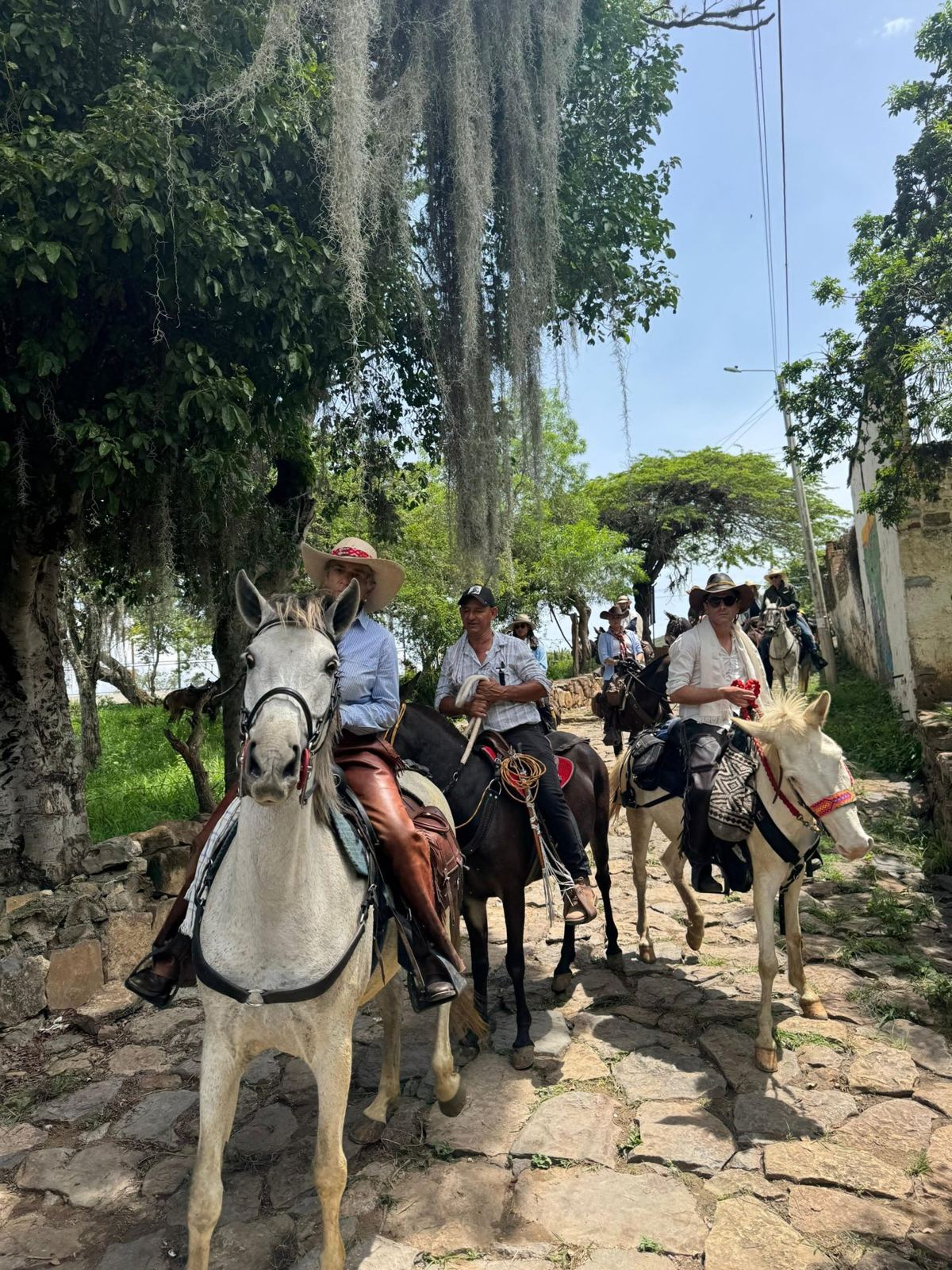 Jinetes por un camino empedrado entre Villanueva y Barichara