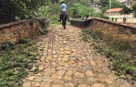 12-puente-de-piedra-santander-mula Jinete en mula cruzando un puente de piedra en Santander