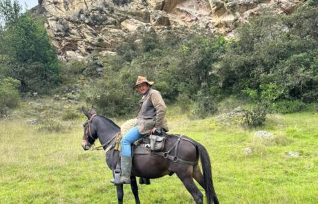Jinete en mula sobre un potrero bajo una pared de roca en la cabalgata Suesca – Nemocón, Suesca